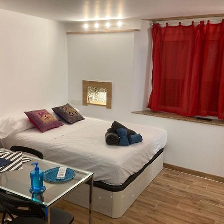 Malaguena Salerosa "Apartamento - Estudio Con Terraza" En Casa Tipica De 1 A 4 Dormitorios มาลากา ภายนอก รูปภาพ